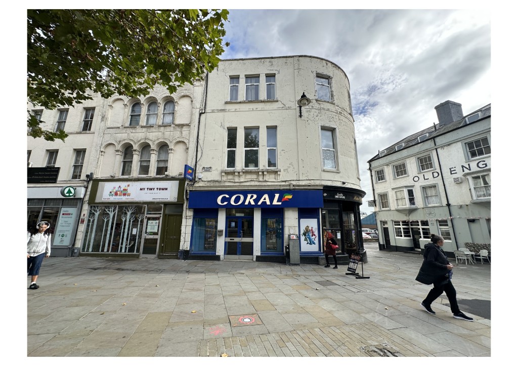 Lot: 66 - FREEHOLD MIXED USE INVESTMENT - External of property from Front
